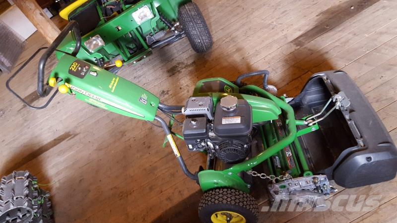 John Deere 220 Päältäajettavat ruohonleikkurit