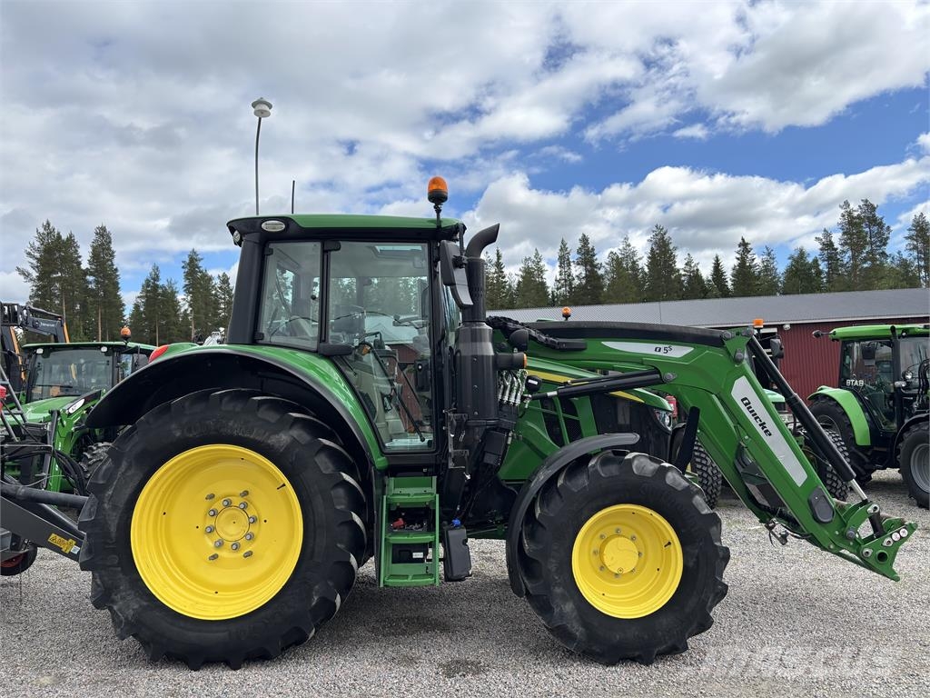 John Deere 6090M med Ålö Q5s-Lastare Tractoren