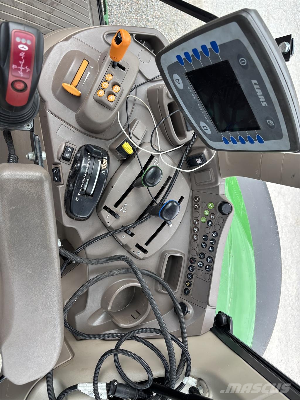 John Deere 6090M med Ålö Q5s-Lastare Tractoren