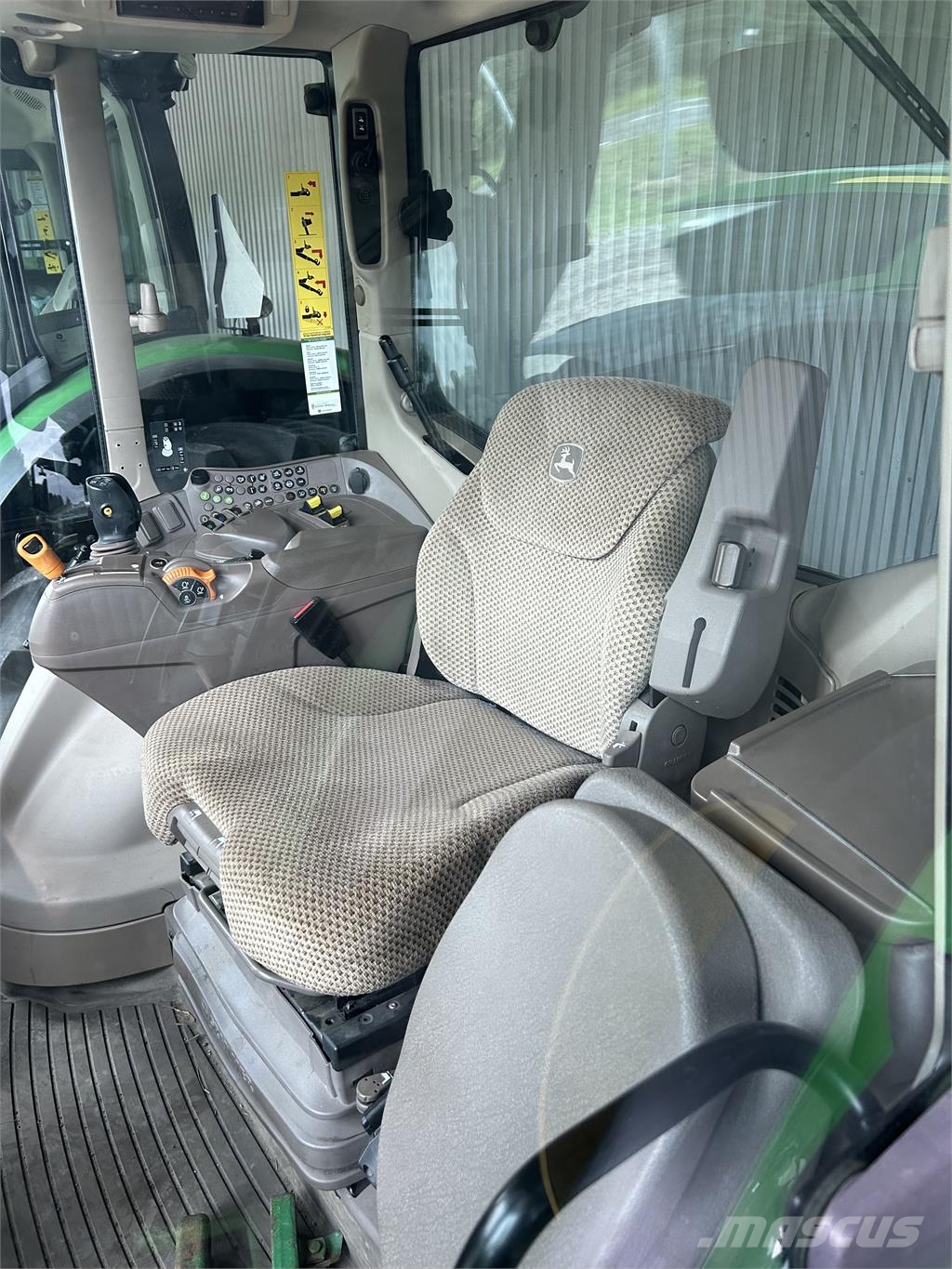 John Deere 6110M AP TRAKTOR FR.LYFT PTO Traktorji
