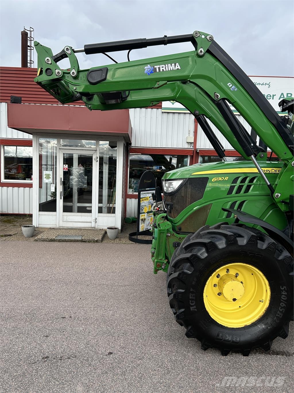 John Deere 6130R AP TRAKTOR 50 KM FR.LYFT Traktorer