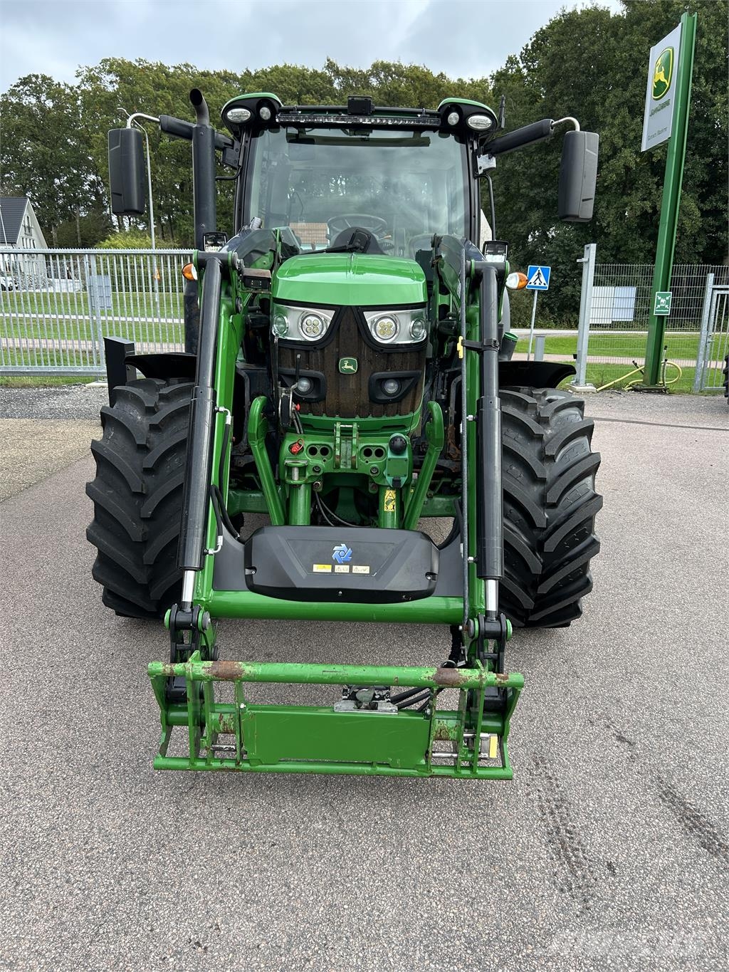 John Deere 6130R AP TRAKTOR 50 KM FR.LYFT Traktorer