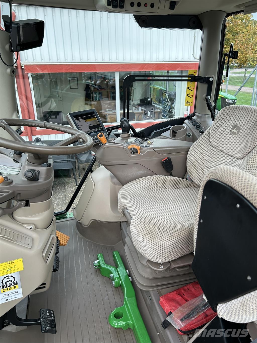 John Deere 6130R AP TRAKTOR 50 KM FR.LYFT Traktorer