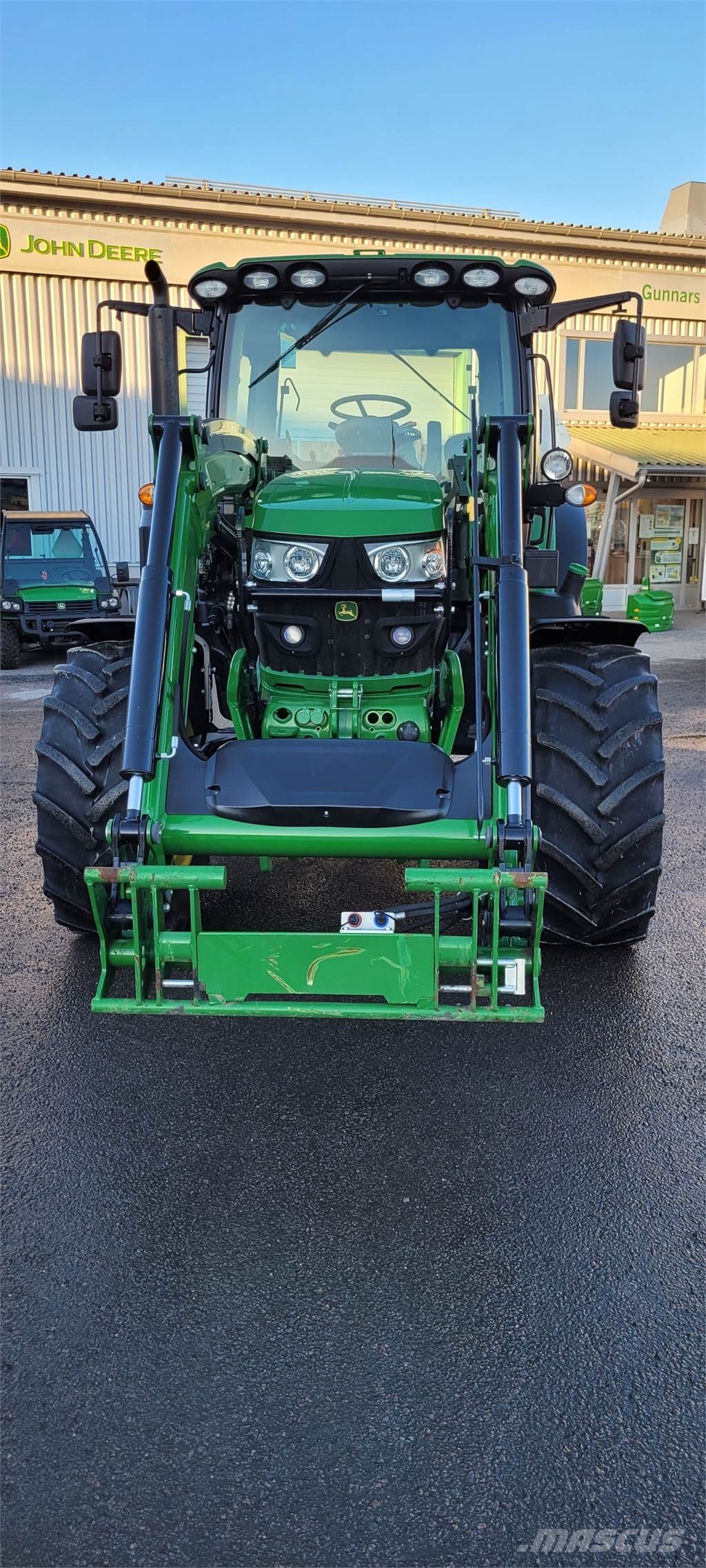 John Deere 6130R AP TRAKTOR FR.LYFT Tractoren