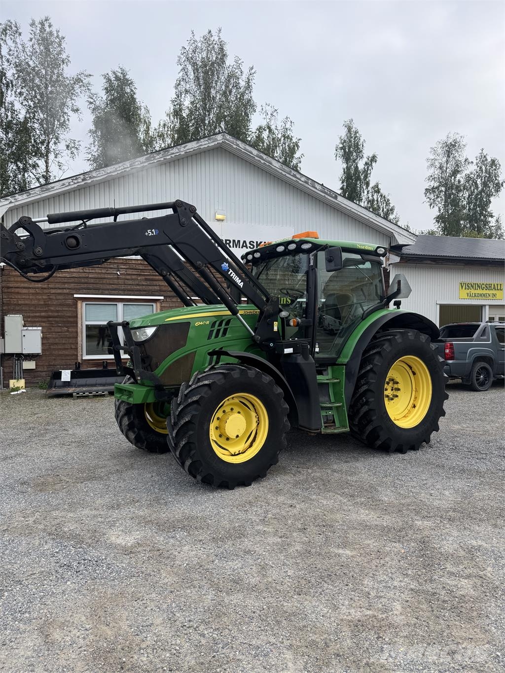 John Deere 6140R med Trima 5.1P-Lastare Traktorit