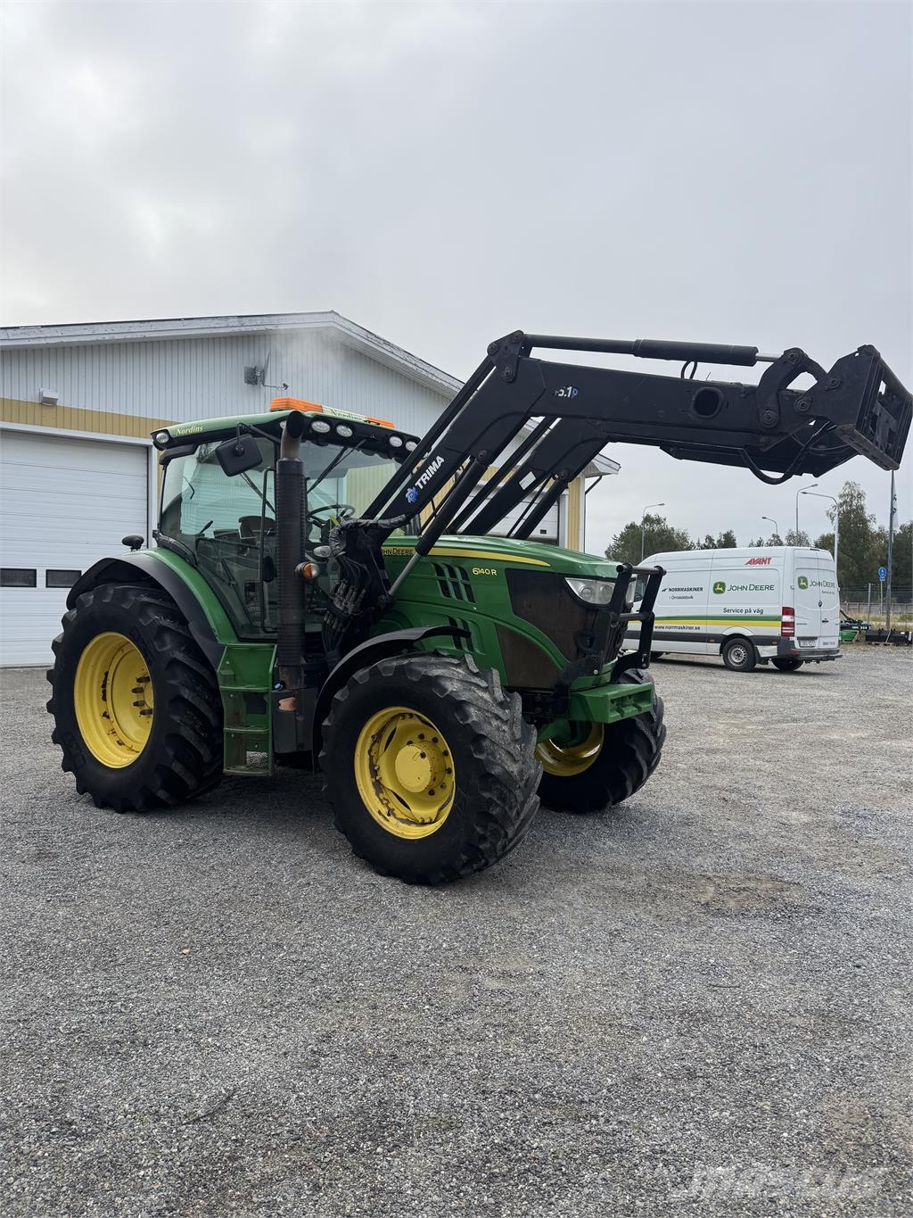 John Deere 6140R med Trima 5.1P-Lastare Traktorit