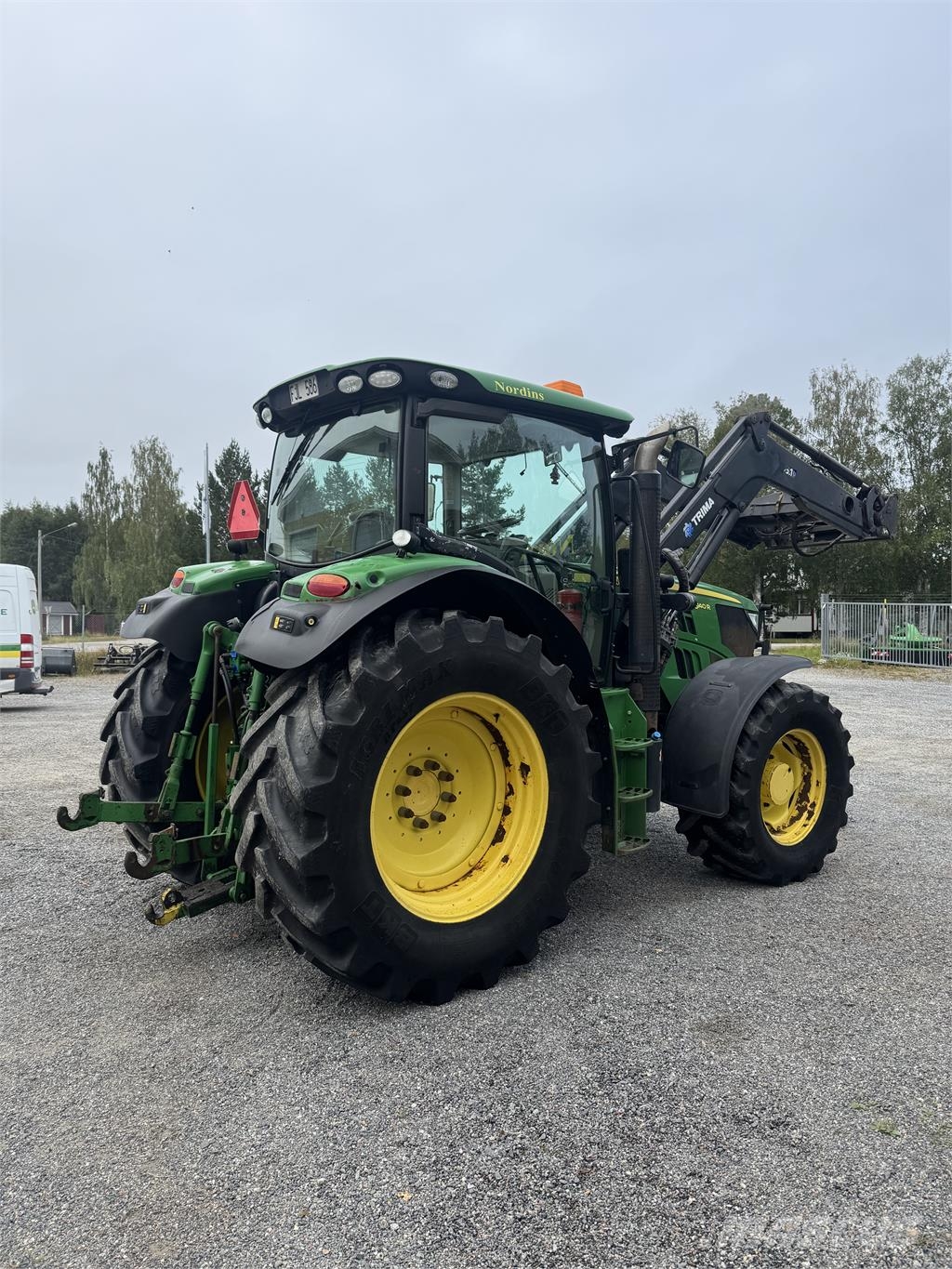 John Deere 6140R med Trima 5.1P-Lastare Traktorit