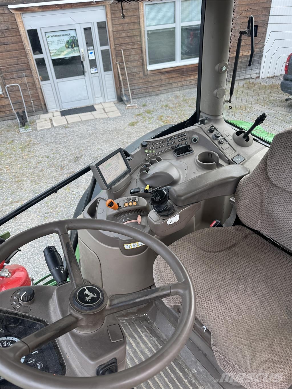 John Deere 6140R med Trima 5.1P-Lastare Traktorit