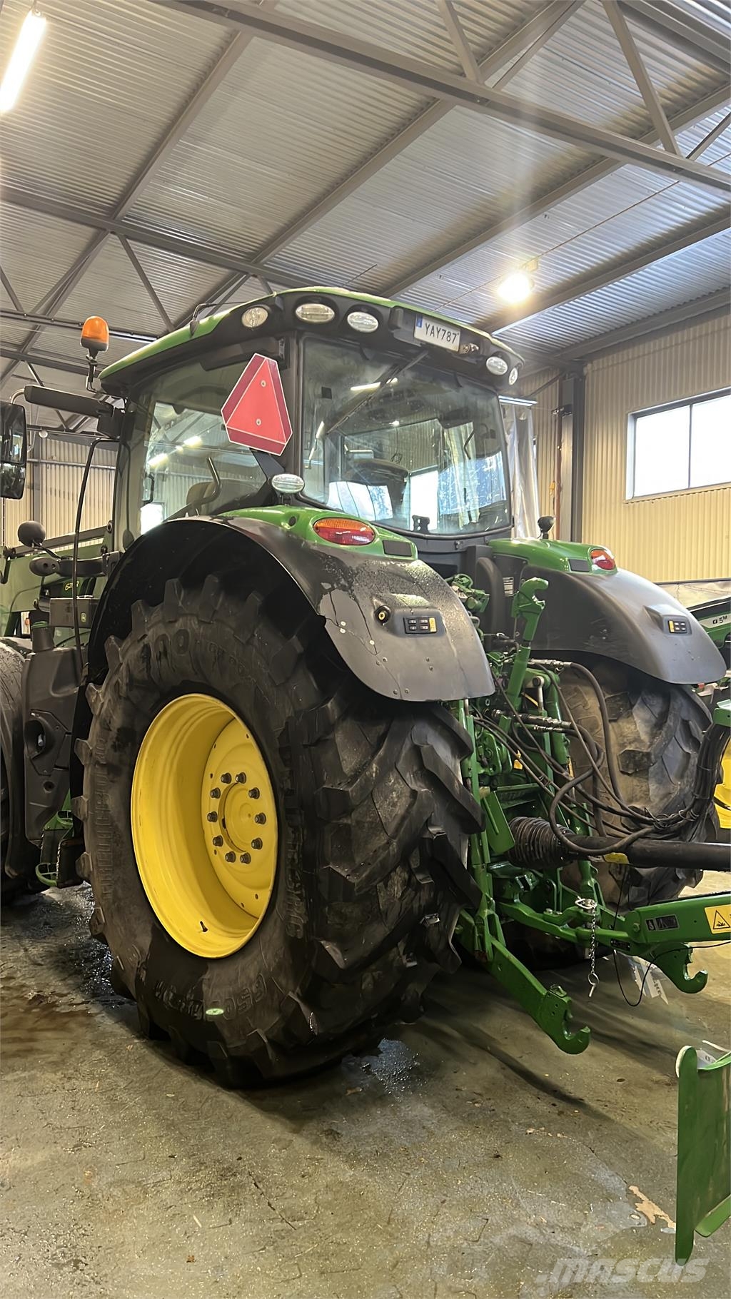 John Deere 6215R Traktory