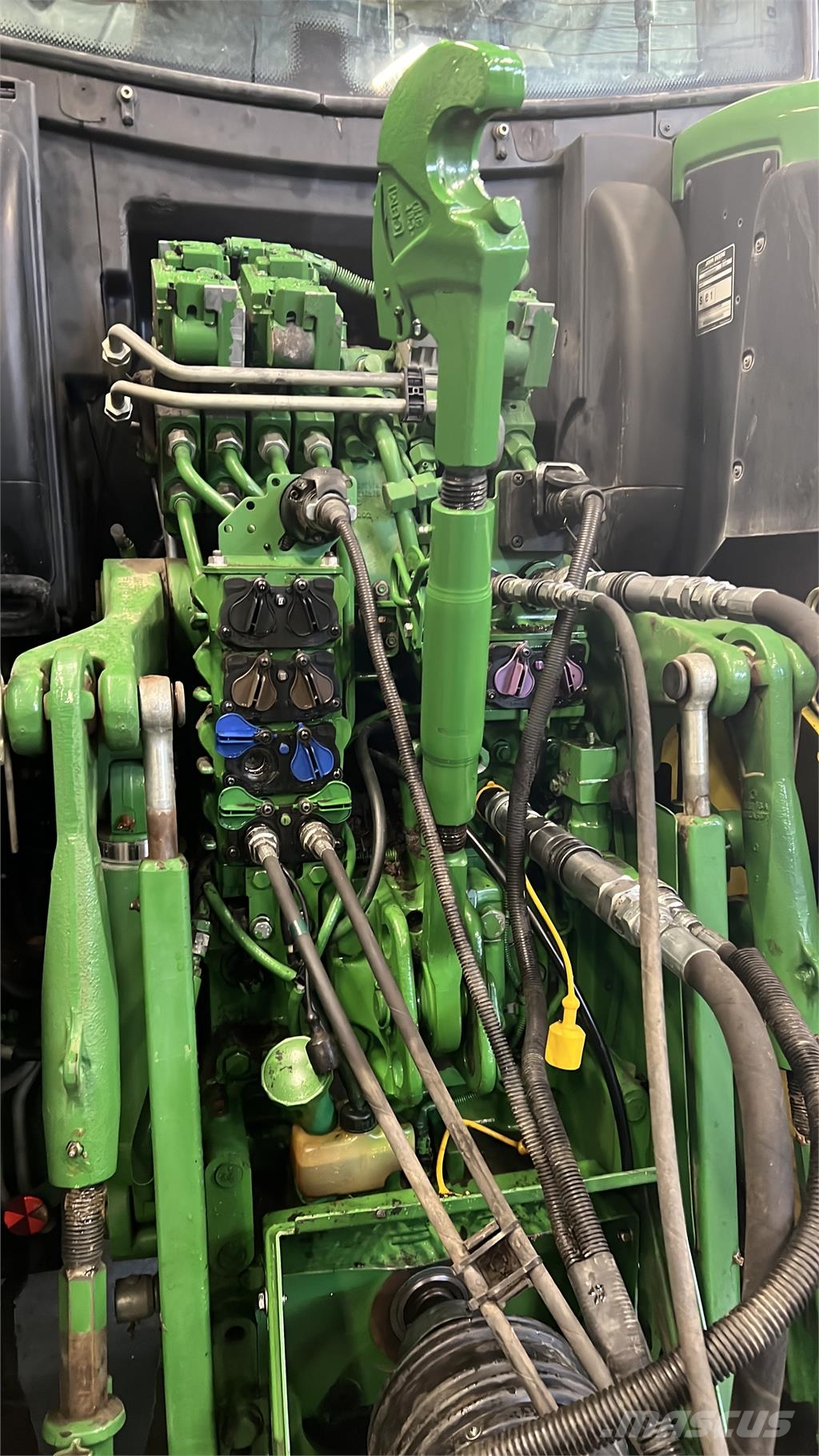 John Deere 6215R Traktory