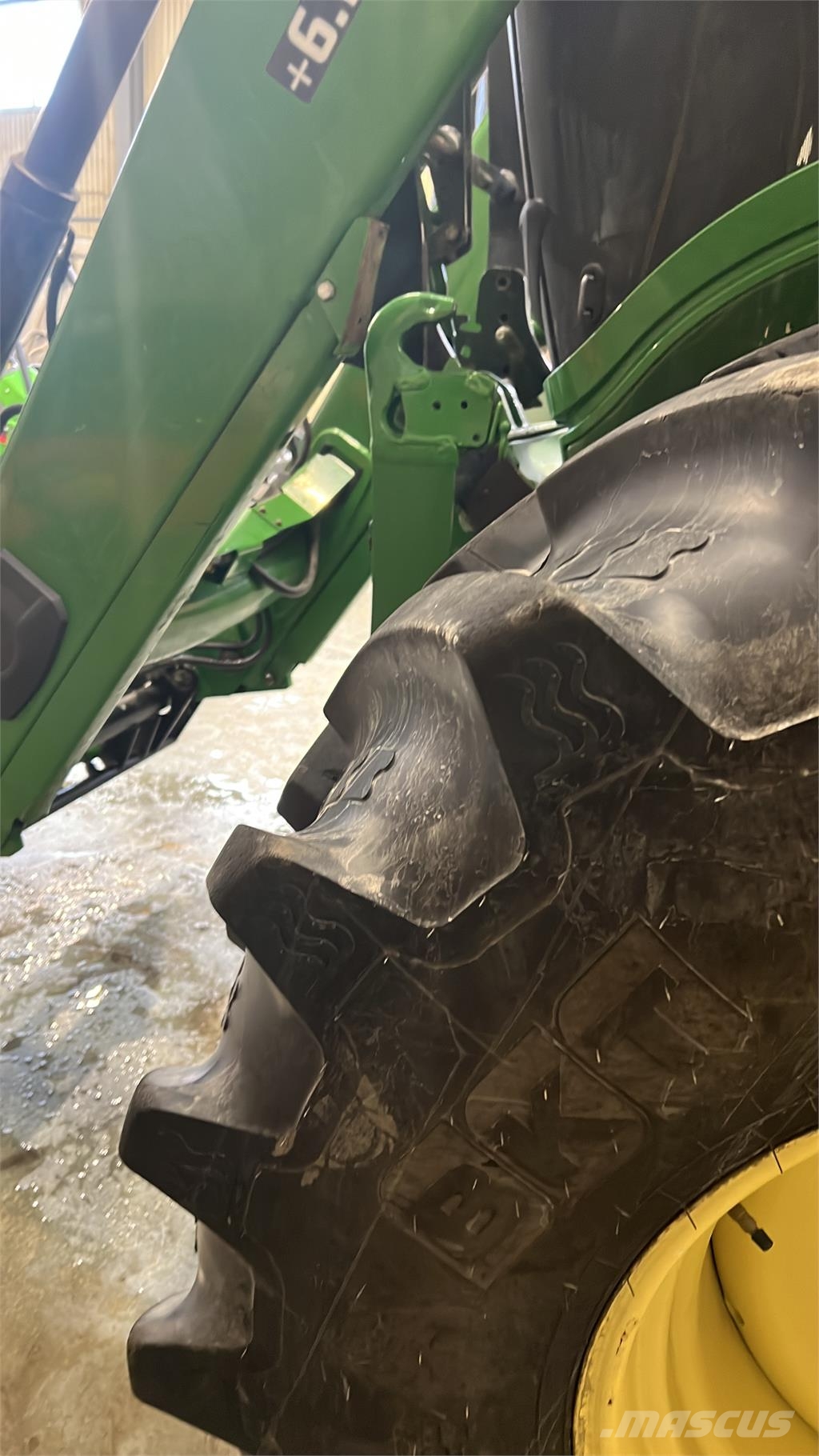 John Deere 6215R Traktory