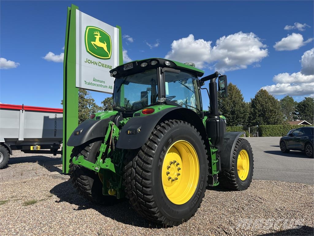 John Deere 6215R Tractoren