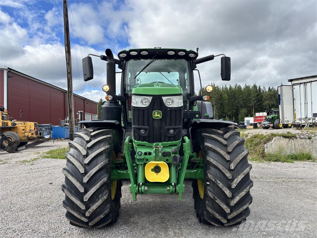 John Deere 6215R Direct Drive الجرارات