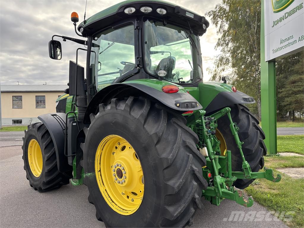 John Deere 7215R Traktory