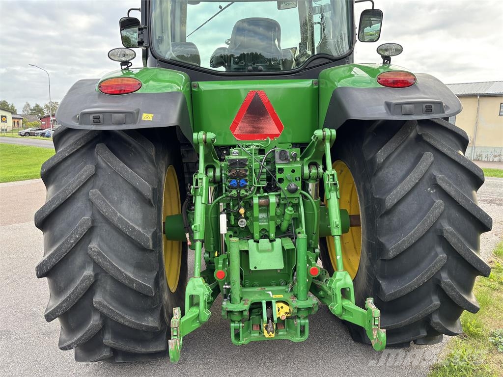 John Deere 7215R Traktory