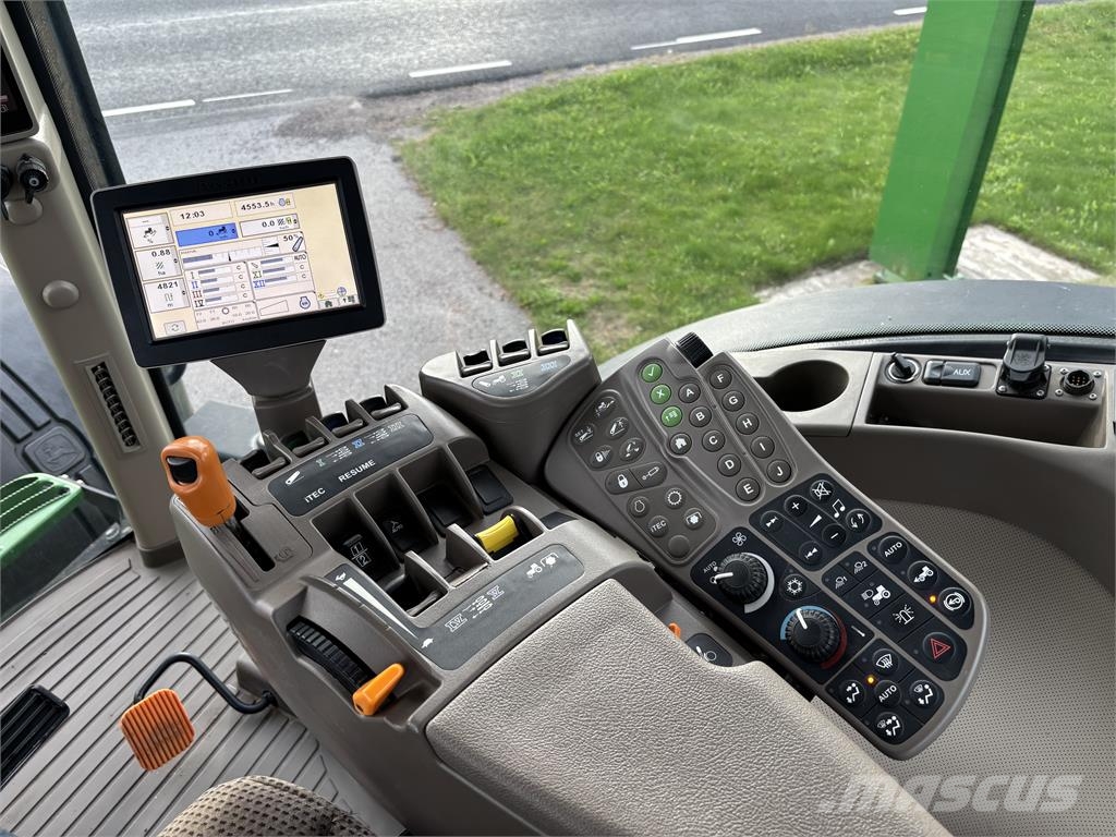 John Deere 7215R Traktory
