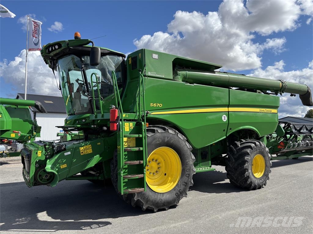 John Deere S670 SKÖRDETRÖSKA 25 FOT Cosechadoras combinadas