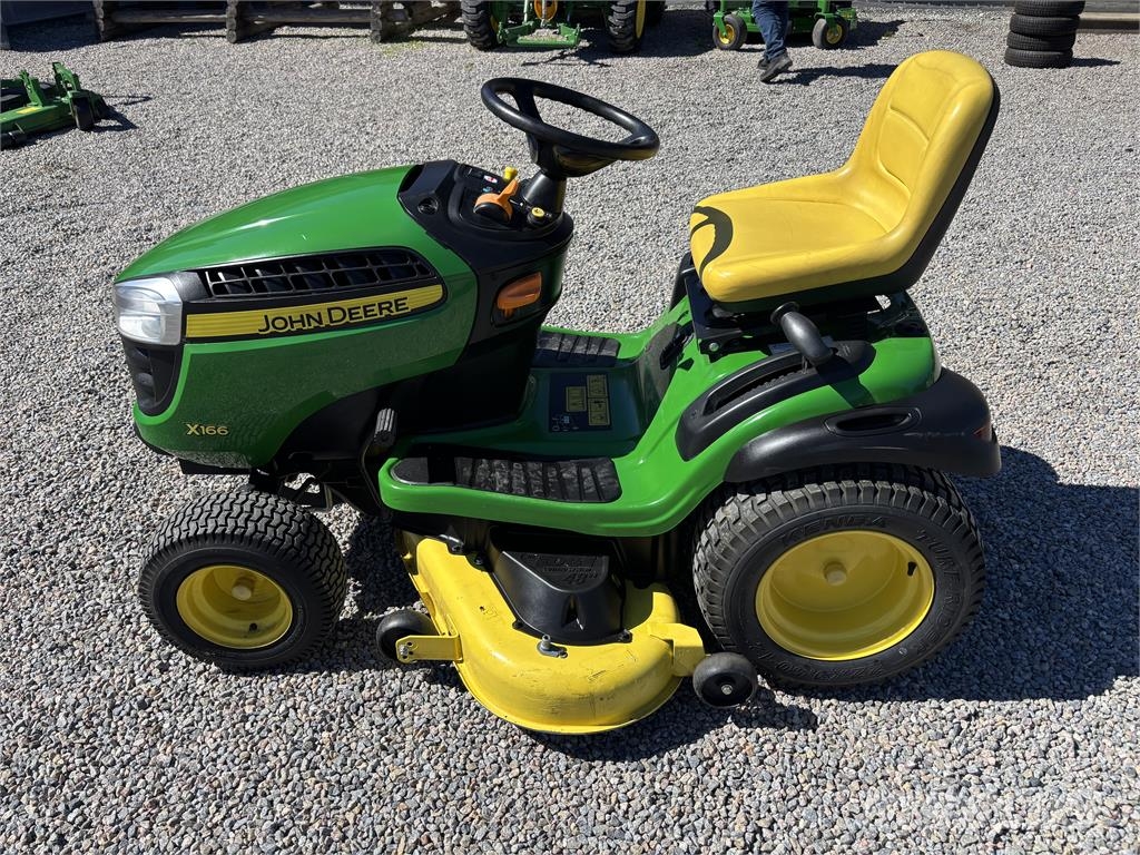 John Deere X166 Åkgräsklippare Päältäajettavat ruohonleikkurit