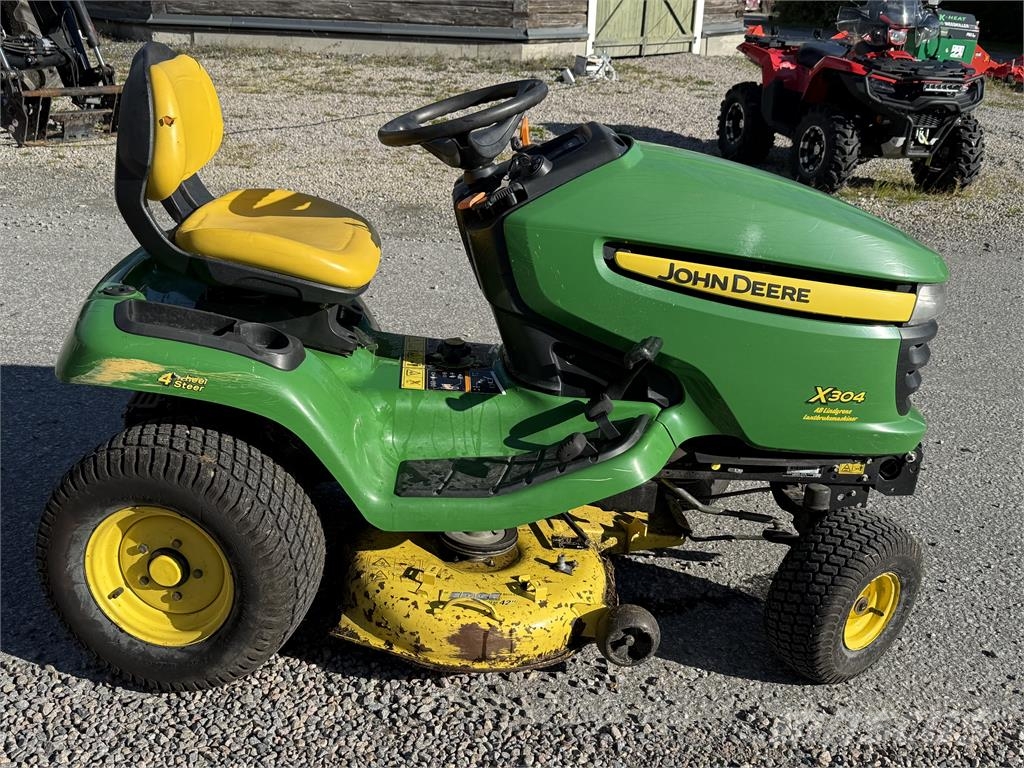 John Deere X304 med 107cm klippdäck ركوب الحشائش