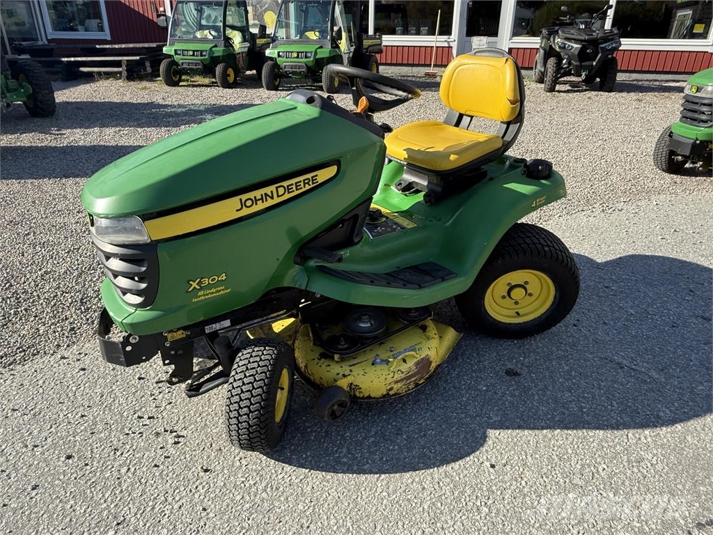 John Deere X304 med 107cm klippdäck ركوب الحشائش