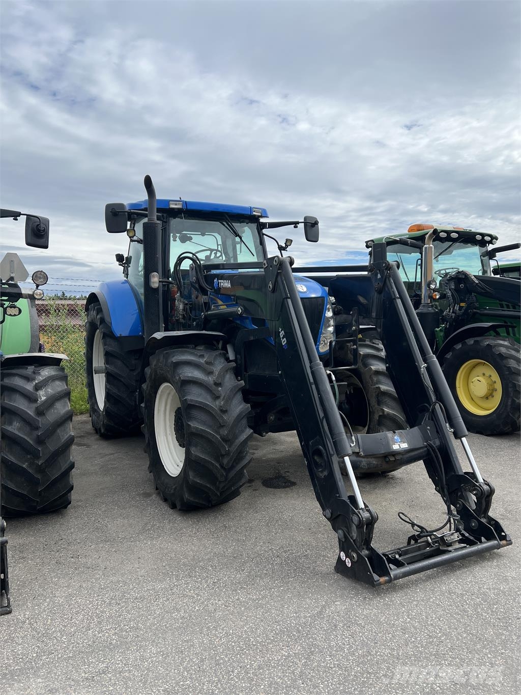 New Holland T7030 الجرارات