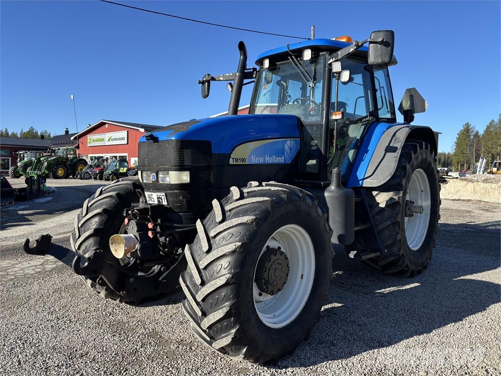 New Holland TM 190 med frontlyft PTO Traktoren