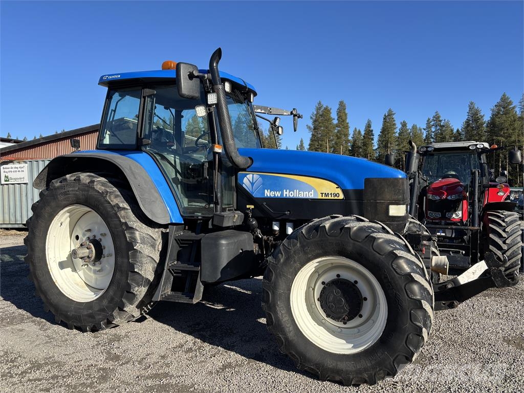 New Holland TM 190 med frontlyft PTO Traktoren