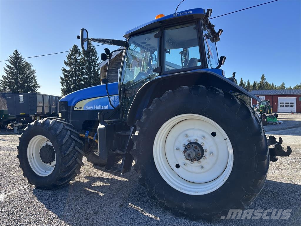 New Holland TM 190 med frontlyft PTO Traktoren