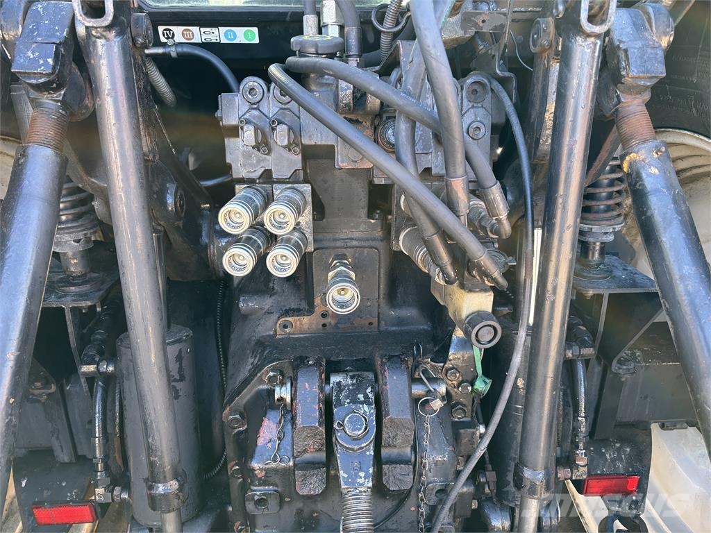 New Holland TM 190 med frontlyft PTO Traktoren