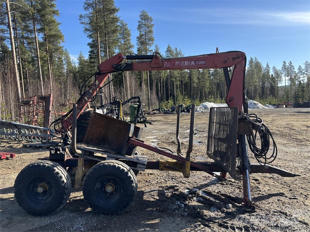 Patruuna Skogsvagn FMV 8 ton Remolques forestales