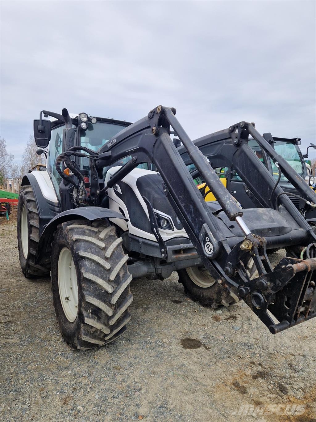 Valtra N154 MED LASTARE Traktorer