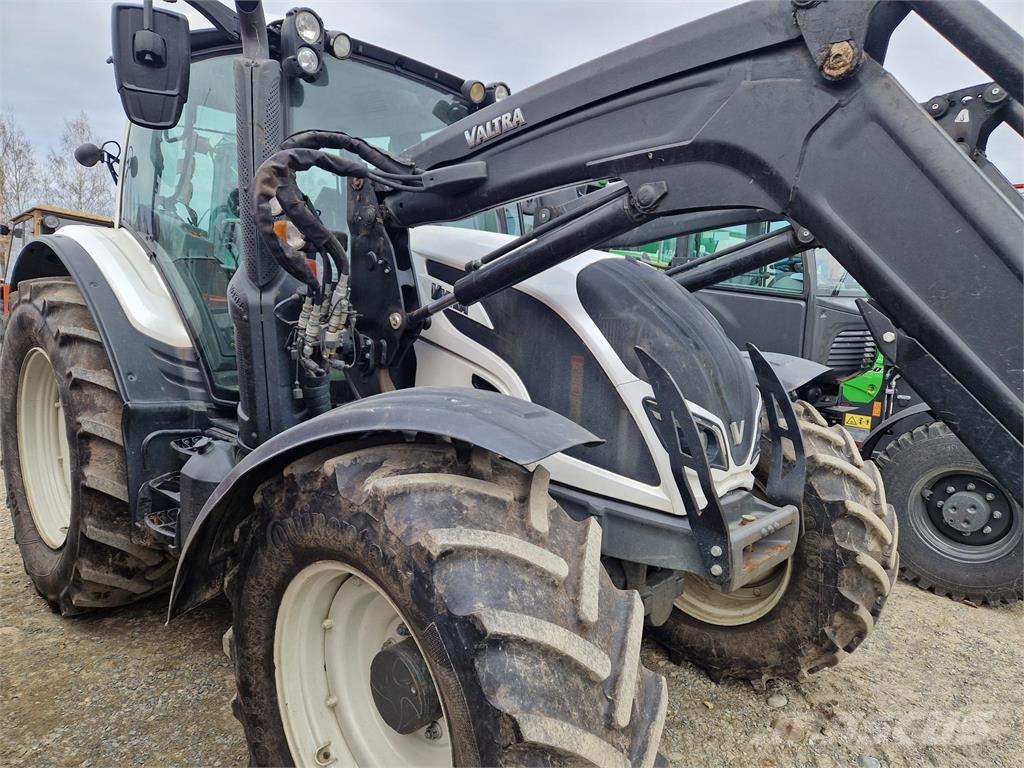 Valtra N154 MED LASTARE Traktorer