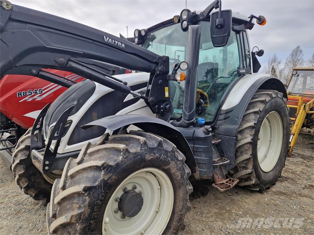 Valtra N154 MED LASTARE Traktorer