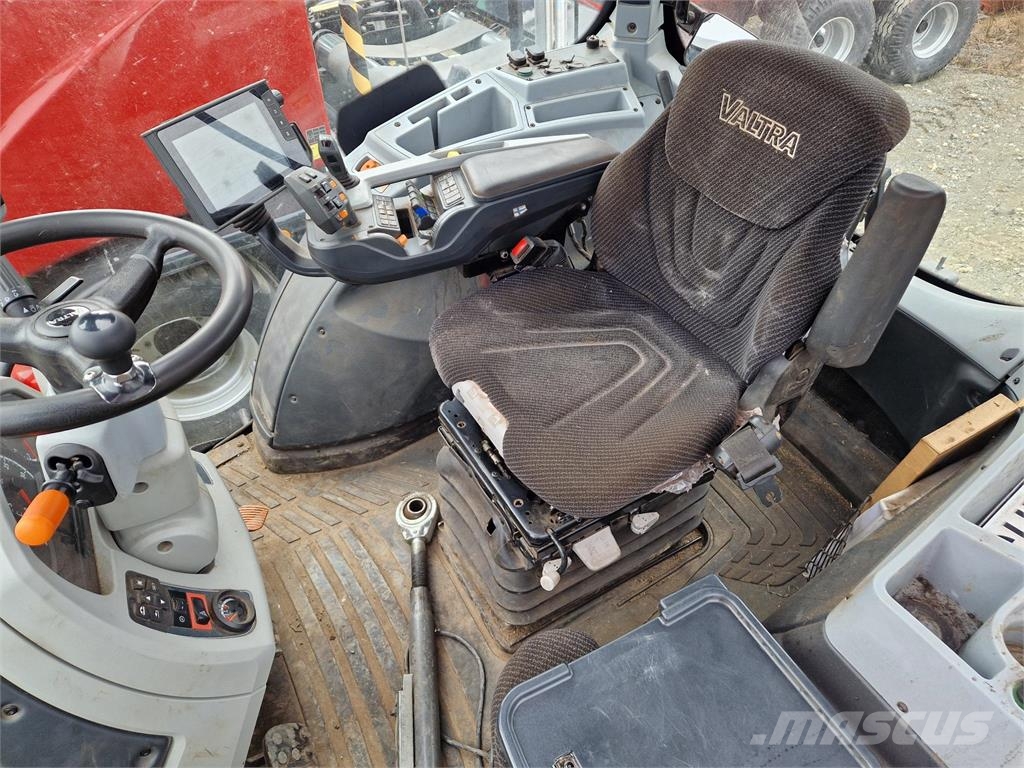 Valtra N154 MED LASTARE Traktorer