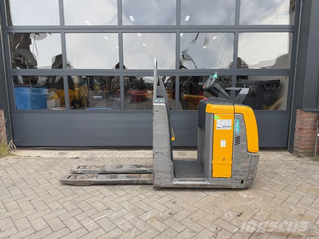 Jungheinrich ECE220 Stand-in stackers