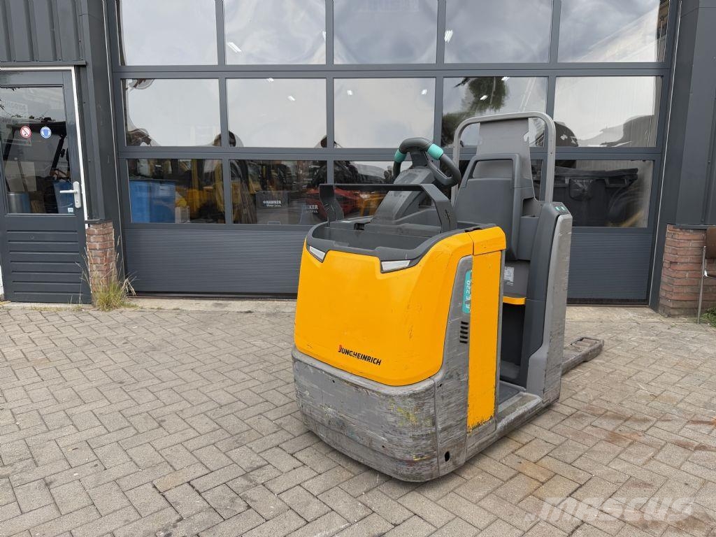 Jungheinrich ECE220 Stand-in stackers