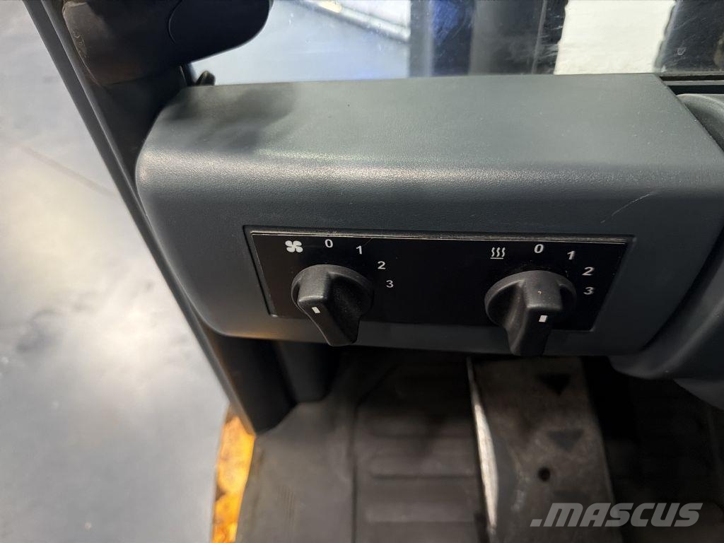 Jungheinrich EFG 320 Elektriskie autoiekrāvēji