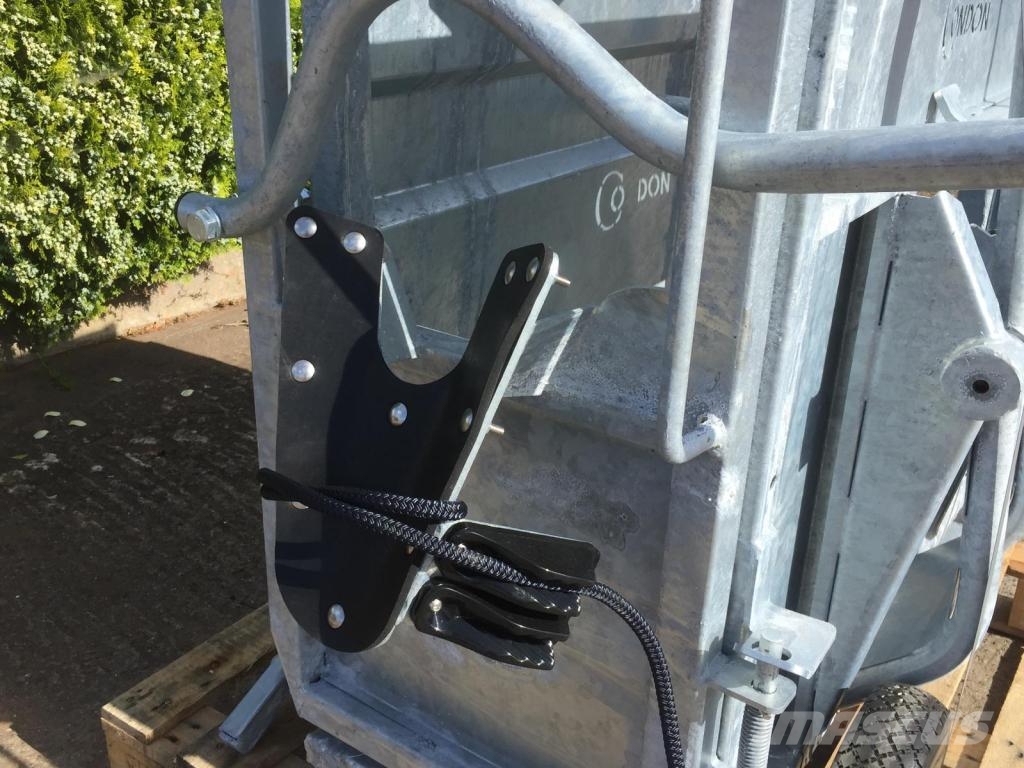 Condon Engineering deluxe dehorning crate Lauksaimniecība- Citi
