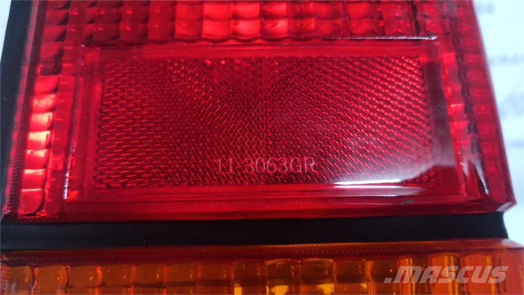 Jeep Cherokee Farolim Traseiro Direito معدات النقل - غير ذلك