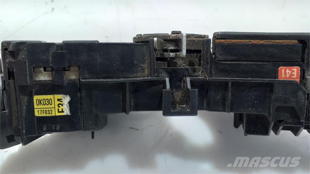 Toyota Hilux III / 2KD - FTV Conjunto Suporte com Interru Componentes electrónicos