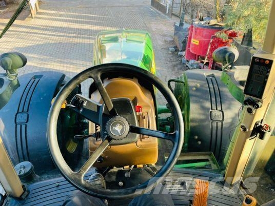 John Deere 8130 الجرارات