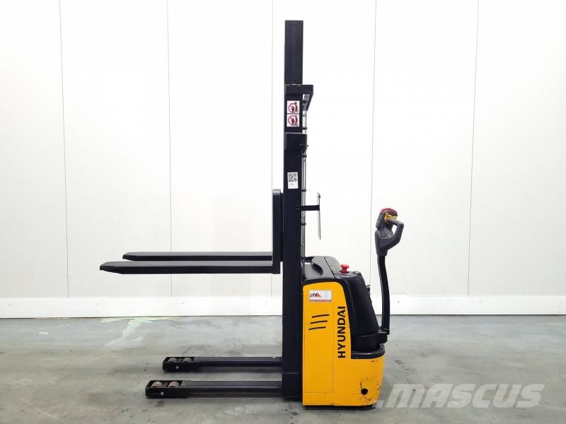 Hyundai 10ES Platform stackers