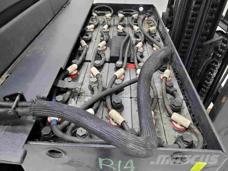 Linde R16N-01 Reach trucks