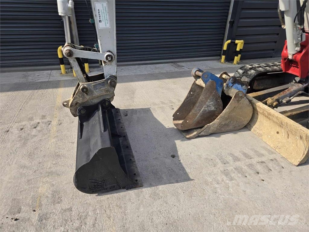 Takeuchi TB250 Средни екскаватори 7т - 12т