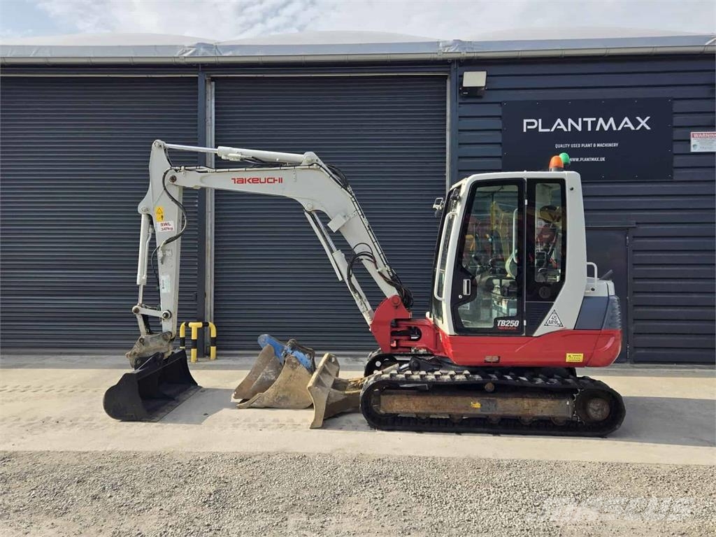 Takeuchi TB250 Средни екскаватори 7т - 12т