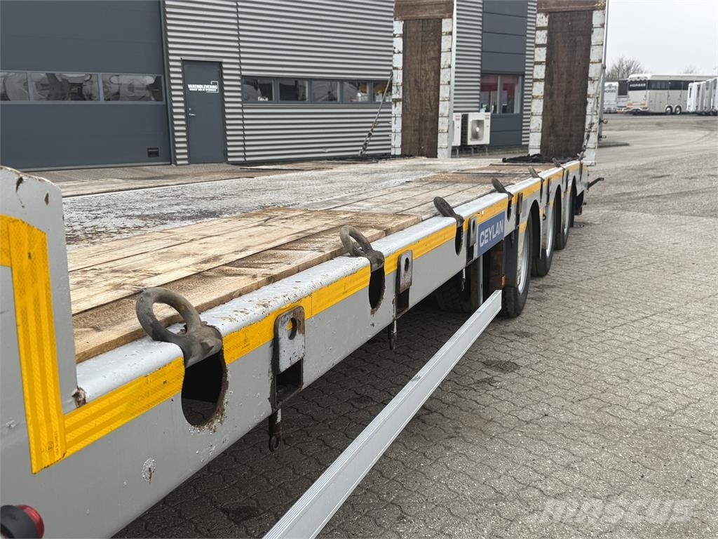 Ceylan 3-aks Maskintrailer m. hydrauliske ramper Poluprikolice labudice