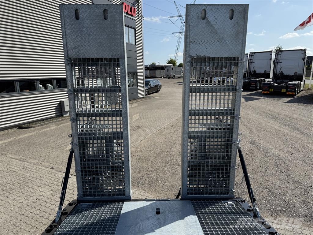 Hangler 3-aks AgroLine maskintrailer med hjulbrønde Diepladers