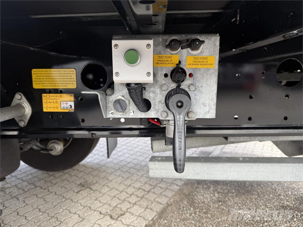 Kässbohrer 3-aks gardintrailer med truckbeslag Curtain sider semi-trailers
