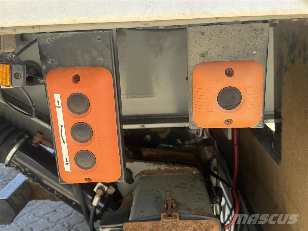 Kel-Berg 3-aks gardintrailer stålbund + Zepro 2500kg lift Tents puspiekabes
