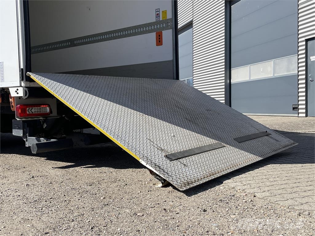 Renault D16.280 Foldedørskasse Skapbiler